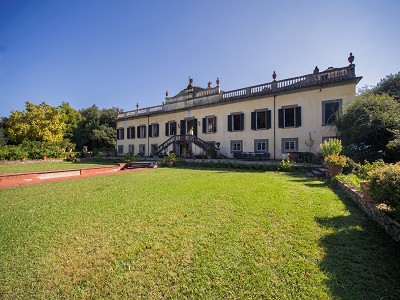 7 bedroom Villa for sale with countryside view in Podere Campanile, Lucca, Tuscany