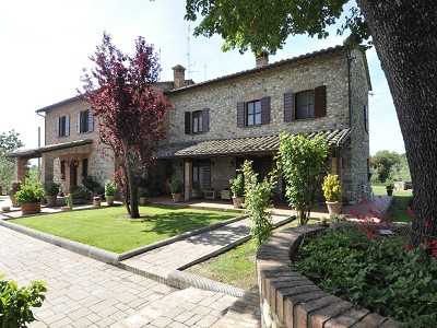 4 bedroom Farmhouse for sale with panoramic view in Fabro, Umbria
