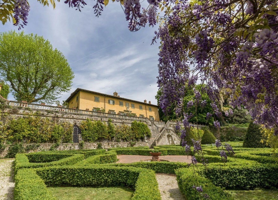 5 bedroom Villa for sale with panoramic view in Lucca, Tuscany