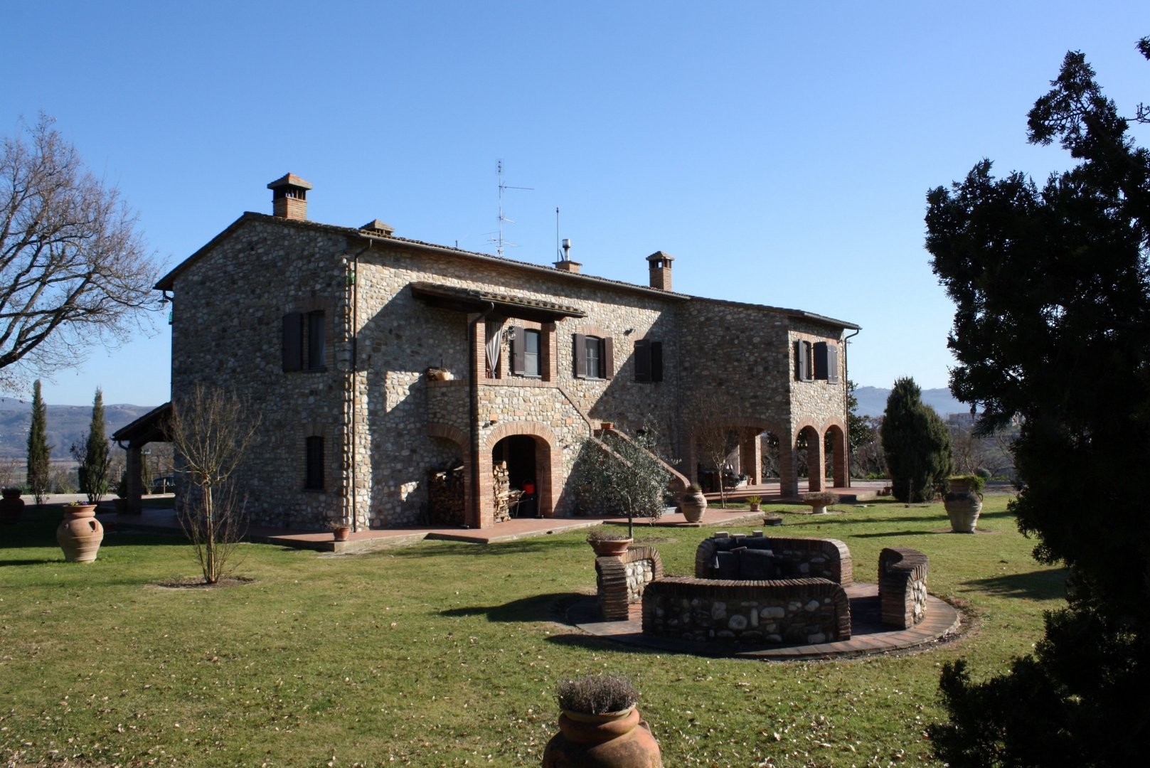 5 bedroom Farmhouse for sale with countryside and panoramic views in Fabro, Umbria