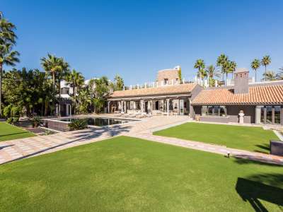 6 bedroom Villa for sale with sea view in Los Monteros, Marbella, Andalucia