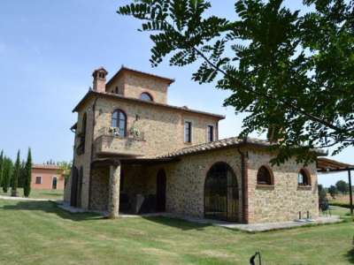 Beautiful 8 bedroom Farmhouse for sale with countryside view in Castiglione del Lago, Umbria
