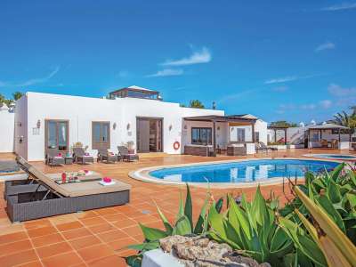 Bright 5 bedroom Villa for sale with sea view in Playa Blanca, Lanzarote
