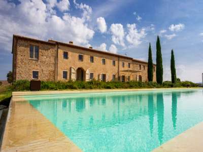 Renovated 5 bedroom Farmhouse for sale with countryside view in Volterra, Tuscany