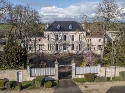 Immaculate 5 bedroom Manor House for sale with countryside view in La Rochelle, Poitou-Charentes