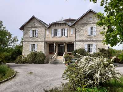 Spacious 13 bedroom Manor House for sale with countryside view in Montaigu de Quercy, Midi-Pyrenees