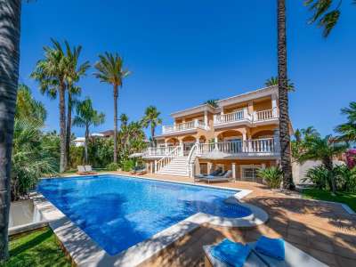 Luxury 6 bedroom Villa for sale with sea view in Porto de Mos, Algarve