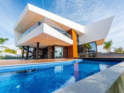 Architect Designed 4 bedroom Villa for sale in Porto de Mos, Algarve
