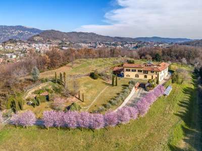 With Annex 5 bedroom Villa for sale with countryside and panoramic views in San Fermo della Battaglia, Como, Lombardy