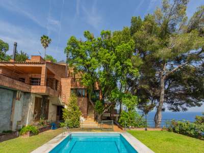 Bright 6 bedroom Villa for sale with sea view in Blanes, Catalonia