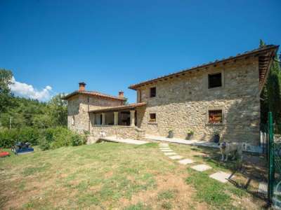 Renovated 5 bedroom Farmhouse for sale with countryside view in Bibnbiena, Arezzo, Tuscany
