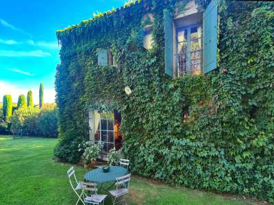 Refurbished 6 bedroom House for sale in Uzes, Languedoc-Roussillon