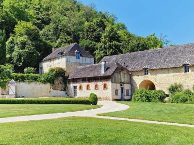 Renovated 9 bedroom Chateau for sale with countryside view in Terrasson Lavilledieu, Aquitaine